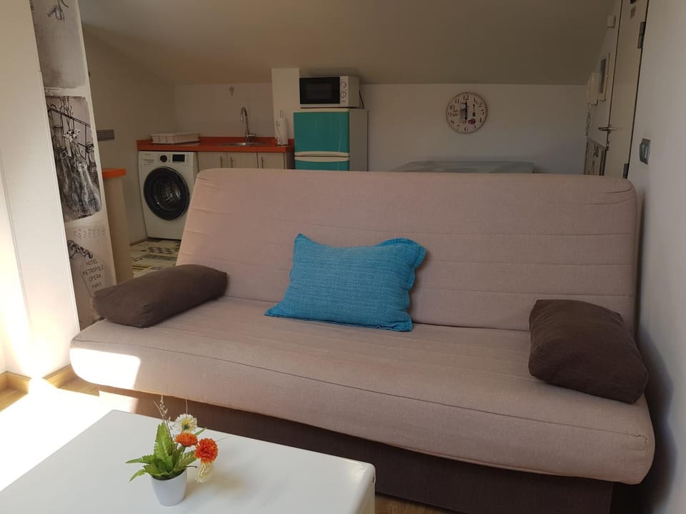 Bed, Living room, Seating area, washing machine