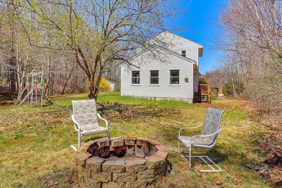 Lake, Golf & More! Getaway in Center Barnstead House in Barnstead