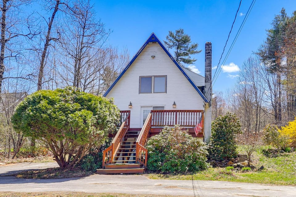 Lake, Golf & More! Getaway in Center Barnstead House in Barnstead