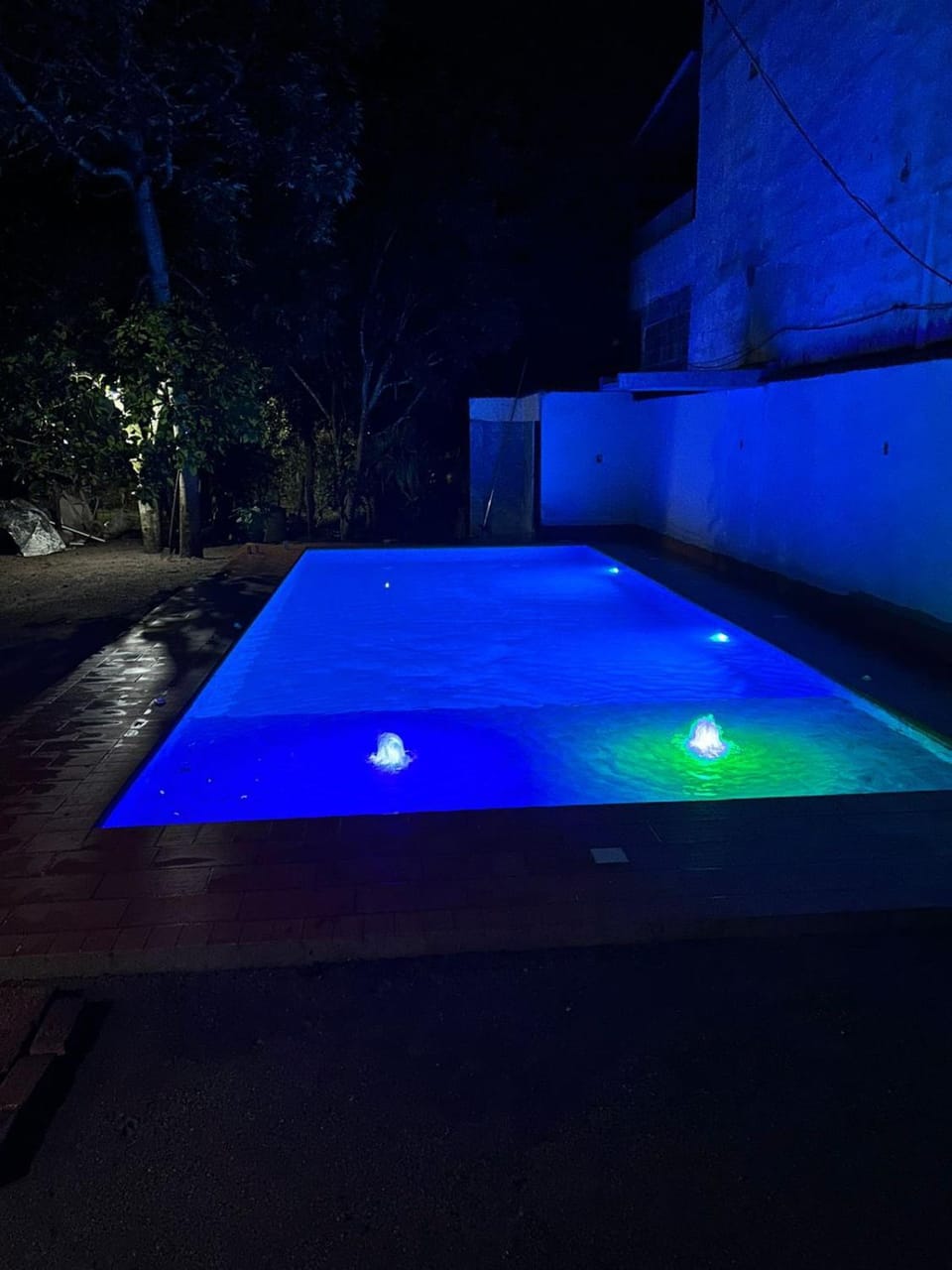 Cabaña con piscina iluminada amplias zonas verdes House in North Santander, Colombia