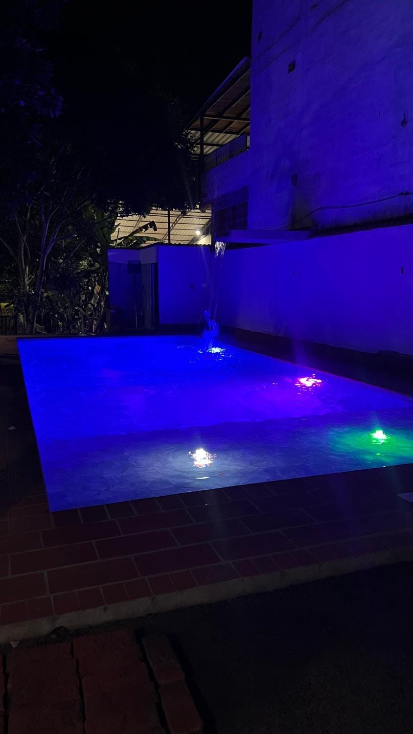 Cabaña con piscina iluminada amplias zonas verdes House in North Santander, Colombia