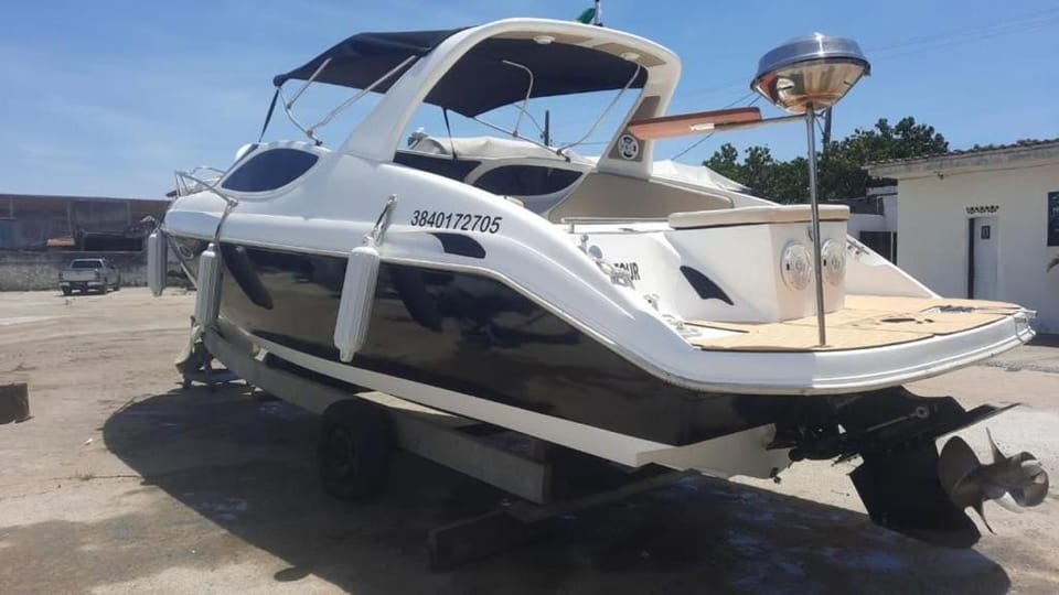 Passeio Privativo de Lancha para 10 Pessoas em Cabo Frio ou Arraial do Cabo Docked boat in Cabo Frio