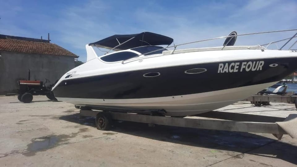 Passeio Privativo de Lancha para 10 Pessoas em Cabo Frio ou Arraial do Cabo Docked boat in Cabo Frio