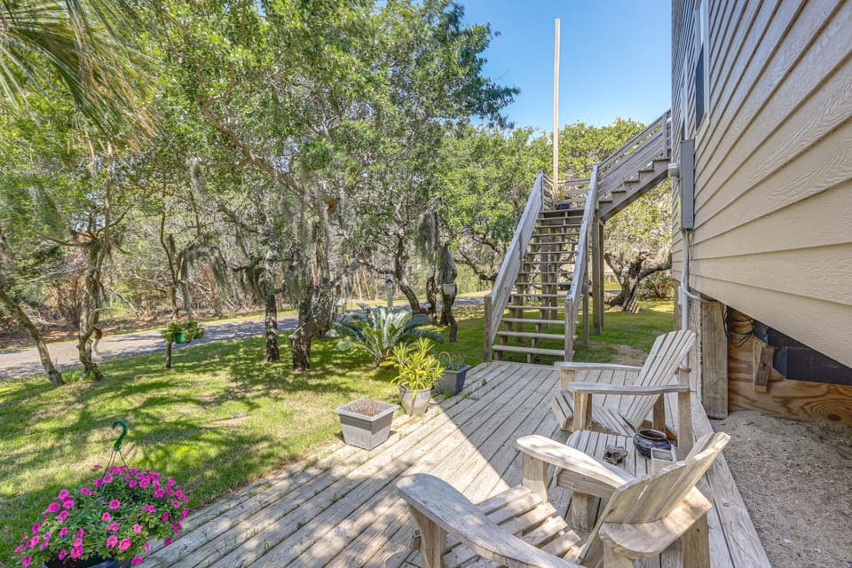 < 1 Mi to Ocean! OBX Condo w/ Decks, Pets Welcome House in Hatteras Island