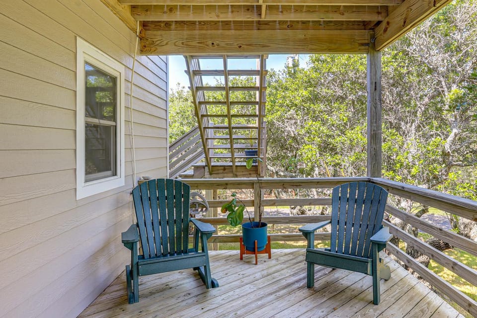 < 1 Mi to Ocean! OBX Condo w/ Decks, Pets Welcome House in Hatteras Island