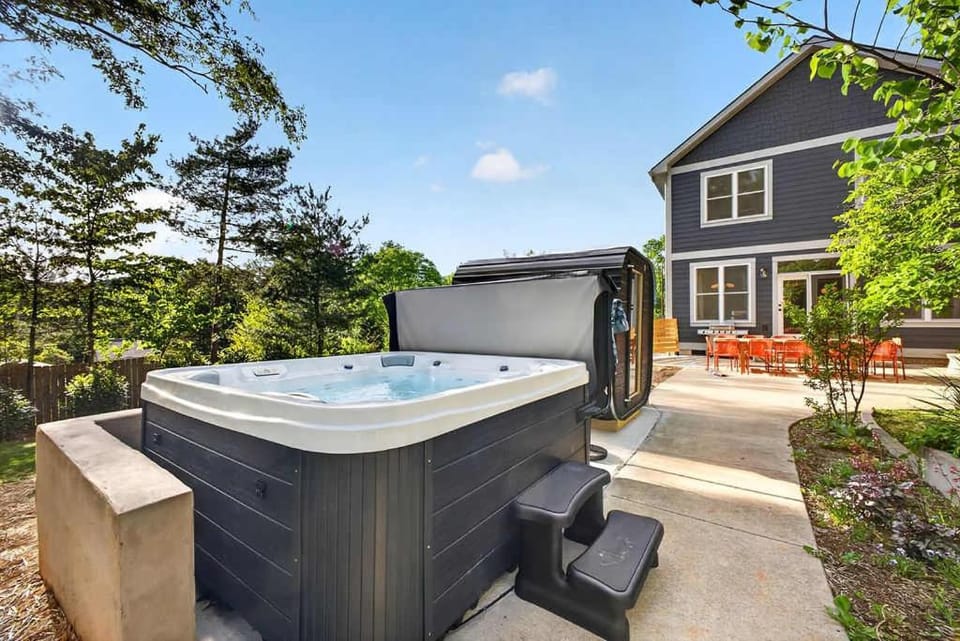 Outdoor Games Hot Tub Firepit Grill Sauna House in Swannanoa