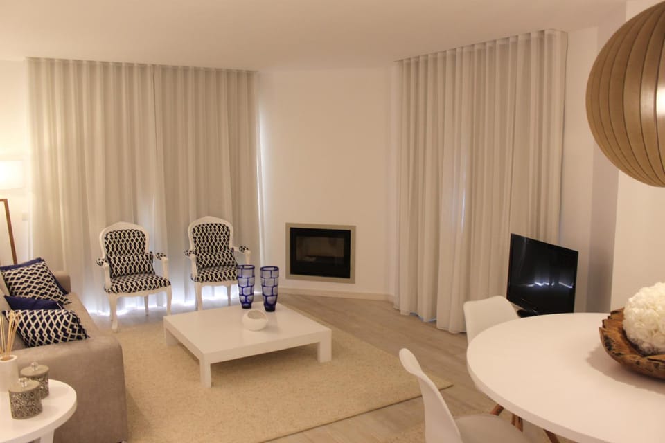 Communal lounge/ TV room, Decorative detail, Pool view
