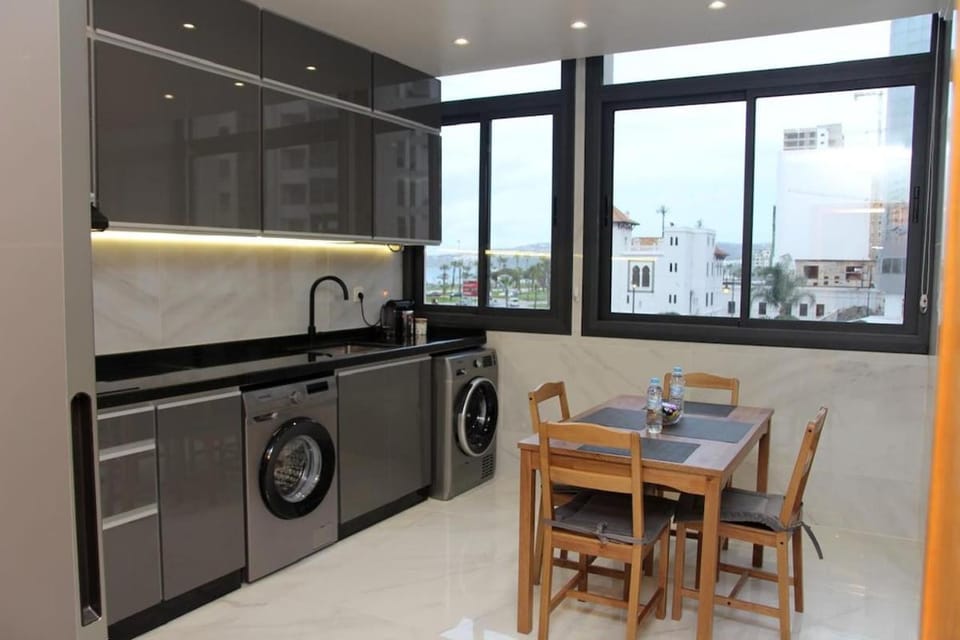 Kitchen or kitchenette, Dining area, washing machine, dryer