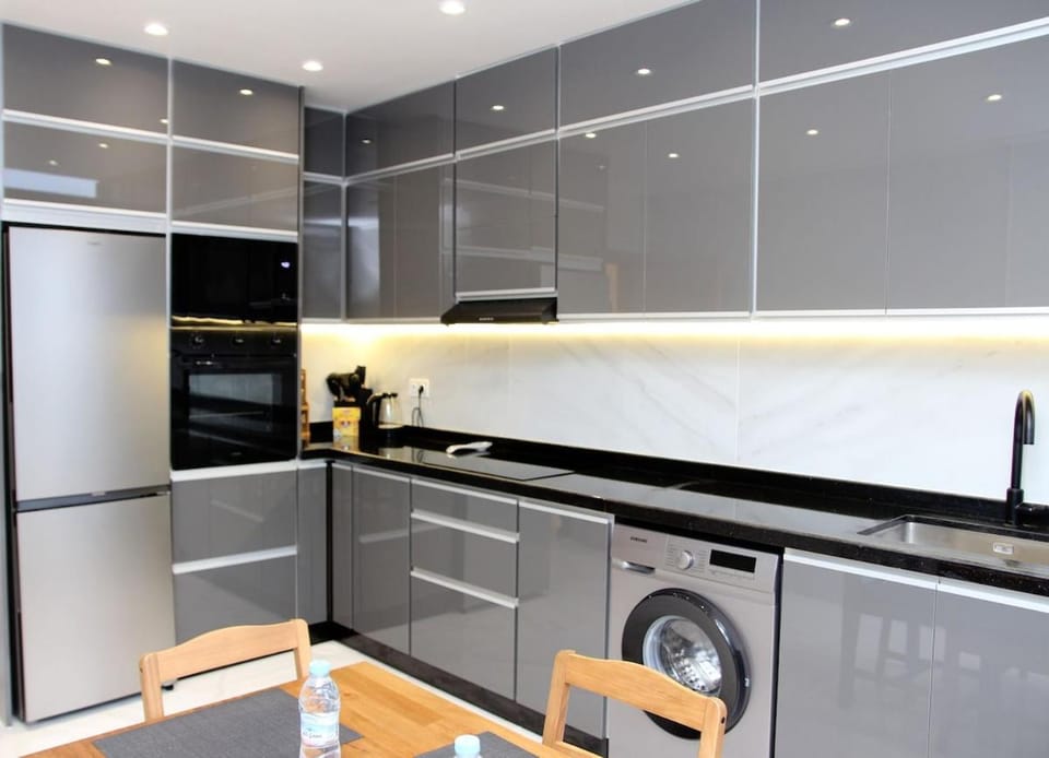Kitchen or kitchenette, oven, washing machine, dryer