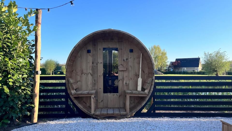 Villa Ferligo 14p, hottub, sauna, family friendly Villa in Zeewolde