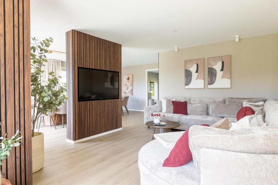Villa Ferligo 14p, hottub, sauna, family friendly Villa in Zeewolde