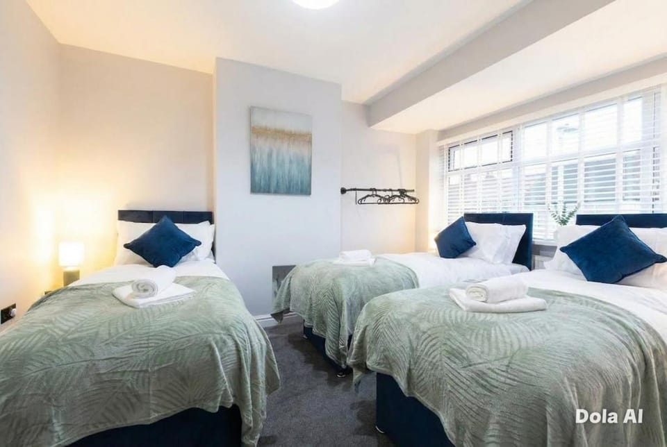 Spacious 4Bedroom Home in Leeds Sleeps 10 House in Leeds