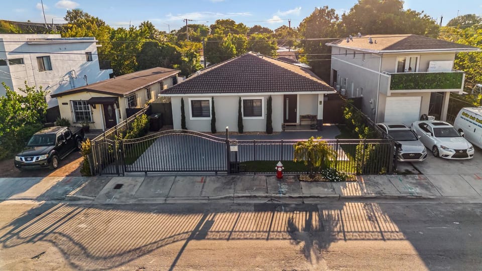 Property building, Neighbourhood, Parking