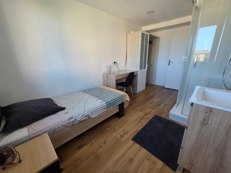 Bed, Bathroom, Photo of the whole room, Bedroom