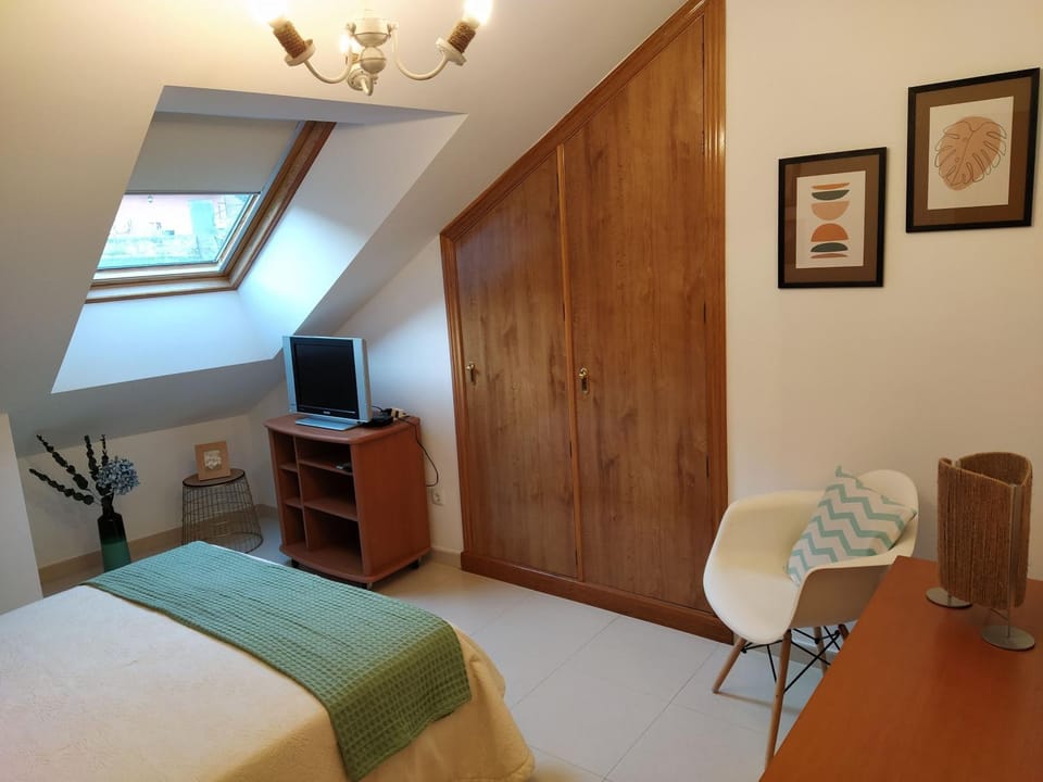 Photo of the whole room, Bedroom, wardrobe