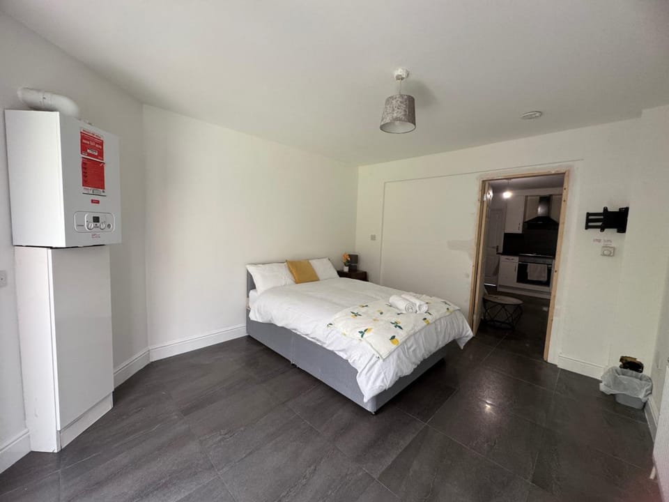 Apartment Sleeps 6 with WiFi Apartment in Southall