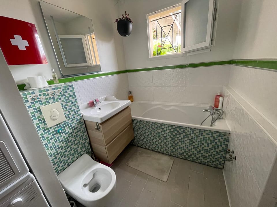 15min Lyon Chambre calme Accès piscine jardin Bed and Breakfast in Auvergne-Rhône-Alpes