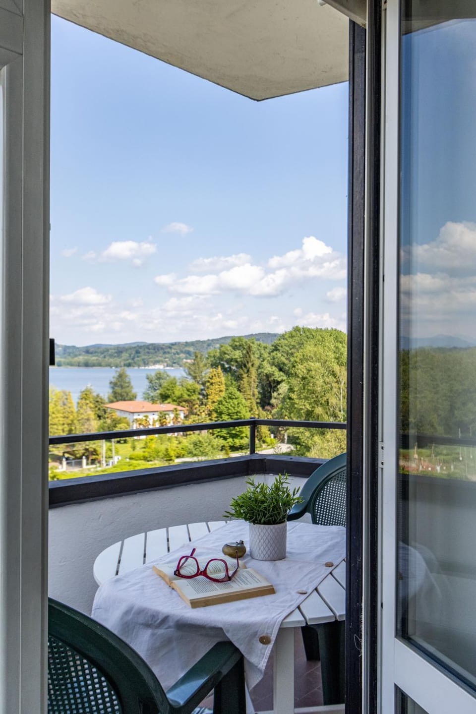 View (from property/room), Balcony/Terrace, Lake view