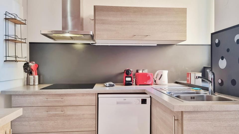 Kitchen or kitchenette, dishwasher, toaster