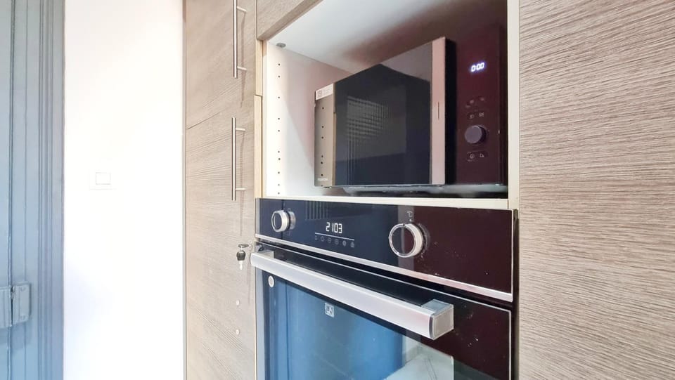 Kitchen or kitchenette, oven
