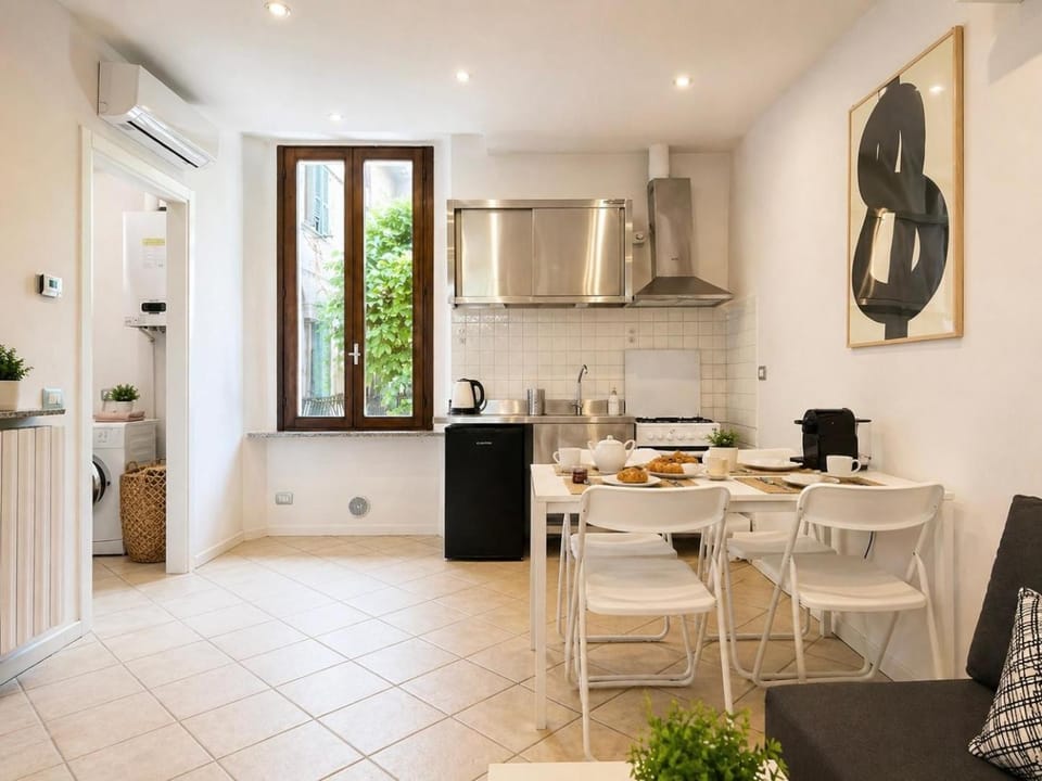 Coffee/tea facilities, Kitchen or kitchenette, Living room, Seating area, Dining area, stove
