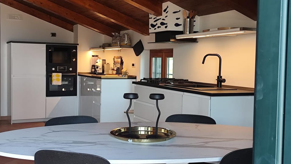 Kitchen or kitchenette, Dining area, oven, pet friendly, stove
