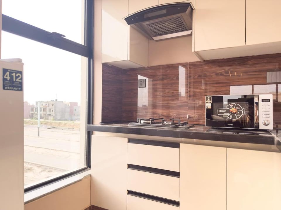 1BR Glass Dome 10 Min To Lhr Airport Apartment in Lahore