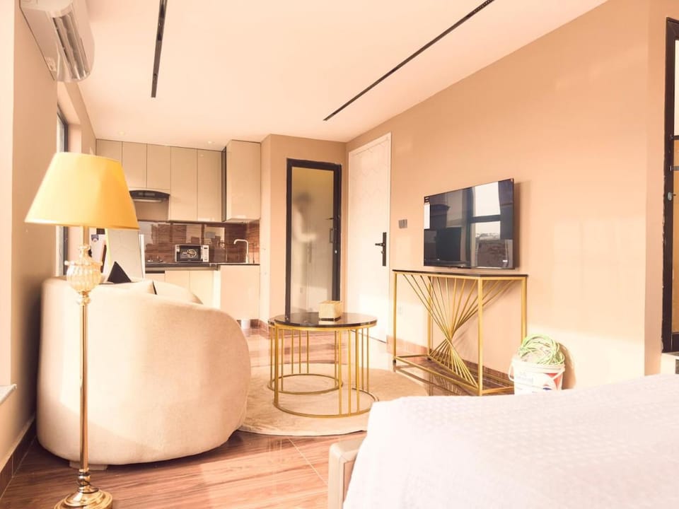 1BR Glass Dome 10 Min To Lhr Airport Apartment in Lahore