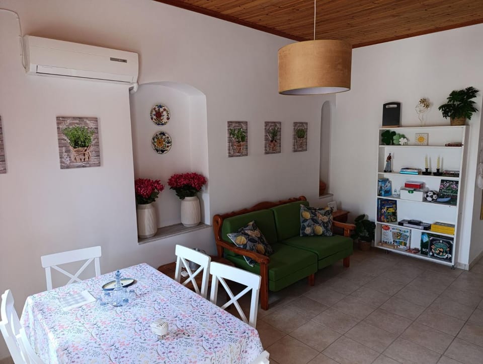 Living room, Seating area, Dining area, air conditioner