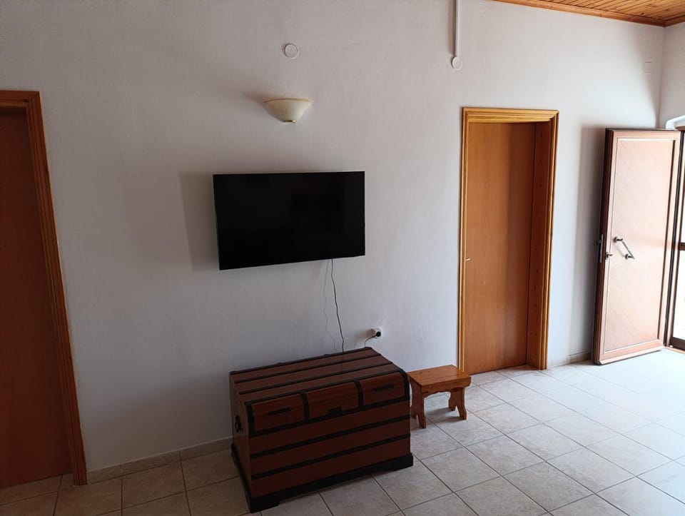 Communal lounge/ TV room, TV and multimedia, Living room, Seating area, Evening entertainment