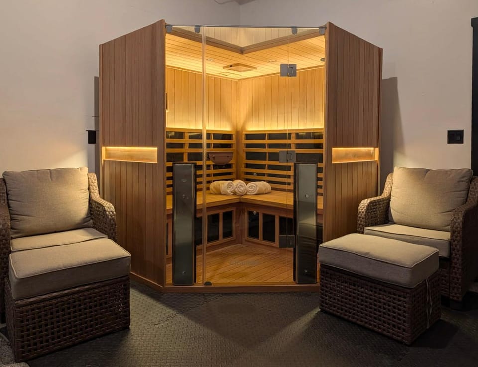 CHECKMATE by KABINO Air Conditioning, Hot Tub, Red Light Sauna, Pac-Man and Pool Table, Trailer Parking House in Idaho