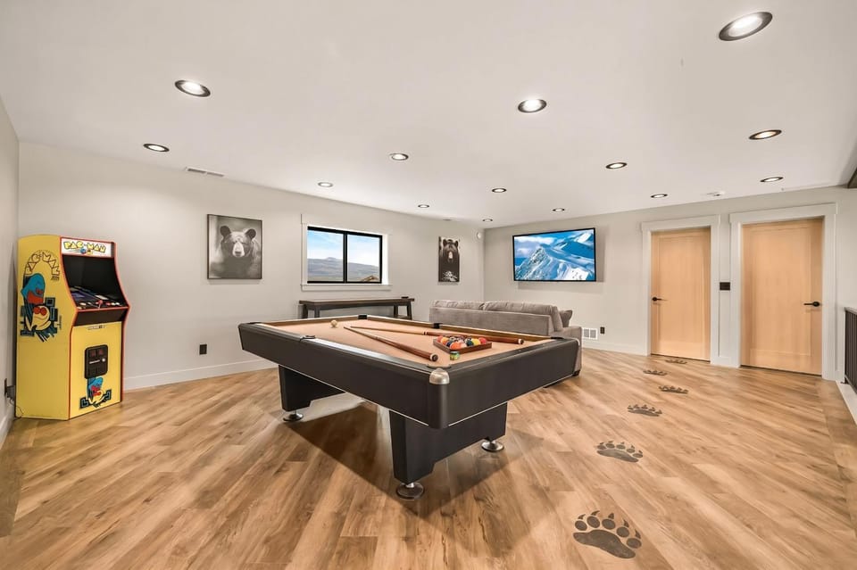 CHECKMATE by KABINO Air Conditioning, Hot Tub, Red Light Sauna, Pac-Man and Pool Table, Trailer Parking House in Idaho