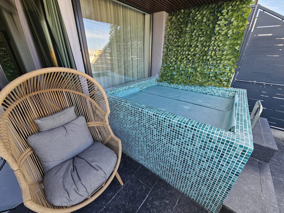 Hot Tub, Hot Tub