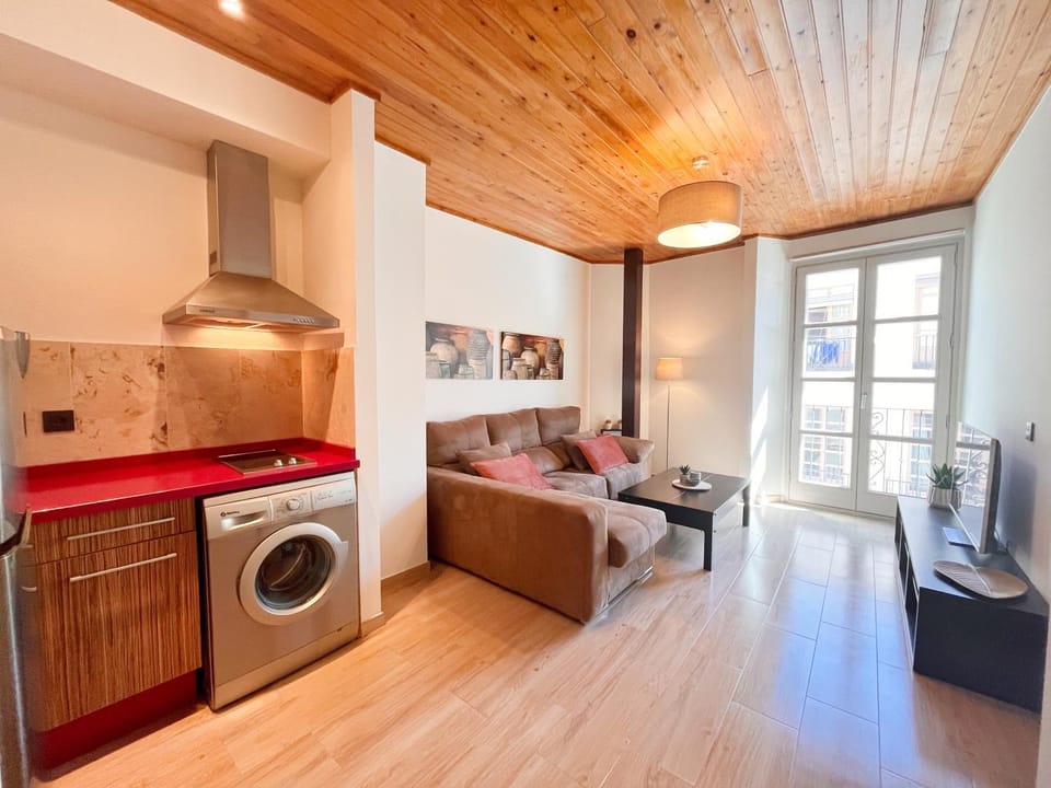 Kitchen or kitchenette, Living room, washing machine