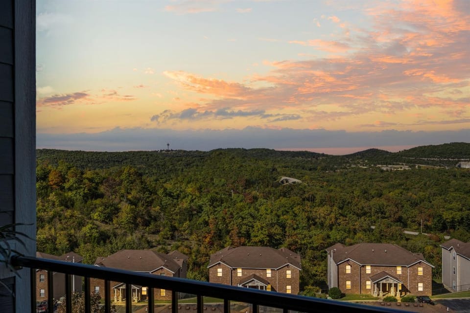 Fall Special Pool Walk-In Patio View Apartment in Branson