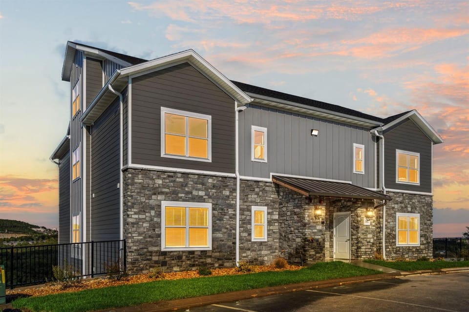Fall Special Pool Walk-In Patio View Apartment in Branson
