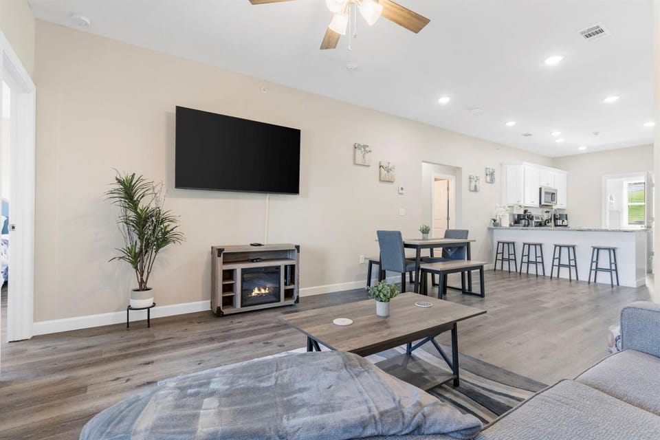 Fall Special Pool Walk-In Patio View Apartment in Branson