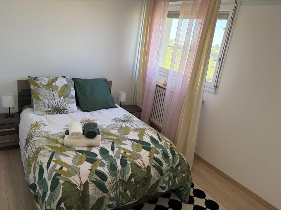 Photo of the whole room, Bedroom