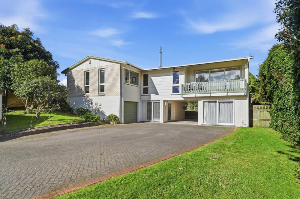 Redwoods Edge - Walk to the Forest with Spa Pool House in Rotorua
