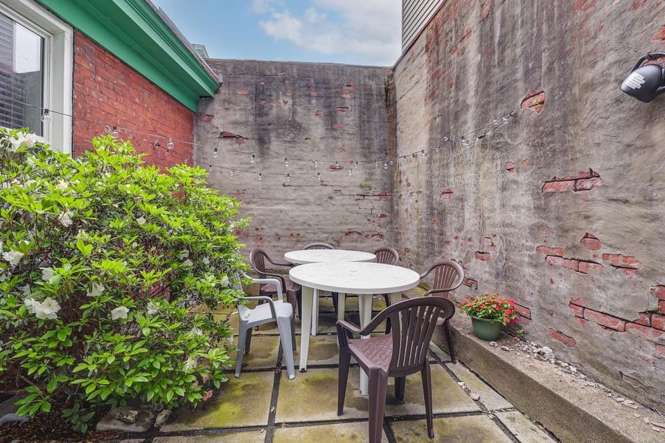 Walkable Lawrenceville Townhome w/ Patio! House in Pittsburgh