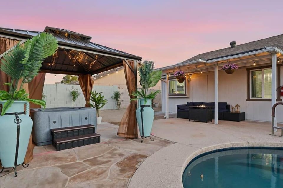 Sonoran Sun Retreat on Dahlia - Pool & Hot Tub! House in Glendale