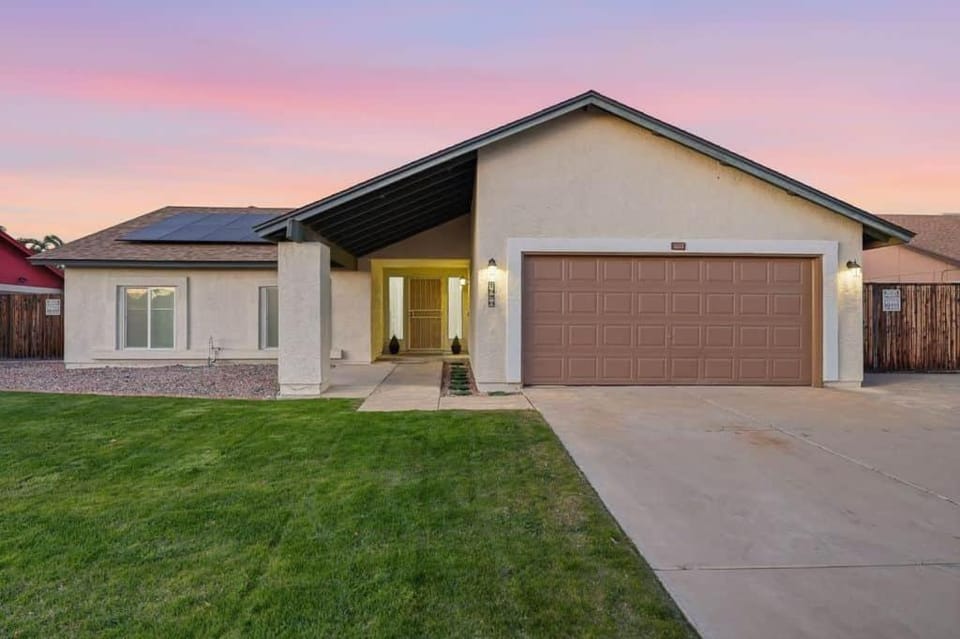 Sonoran Sun Retreat on Dahlia - Pool & Hot Tub! House in Glendale