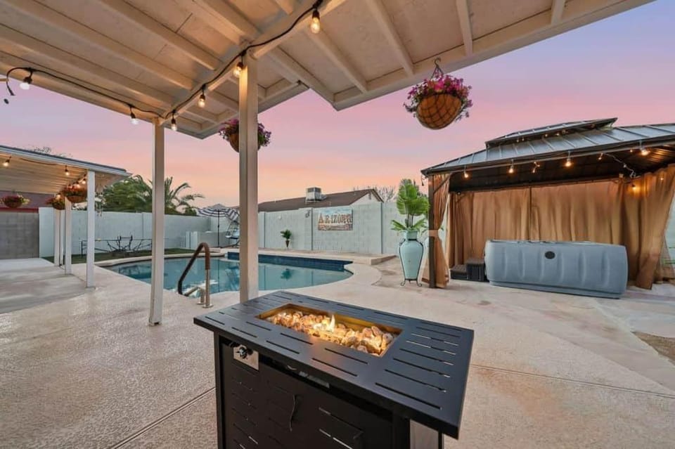 Sonoran Sun Retreat on Dahlia - Pool & Hot Tub! House in Glendale