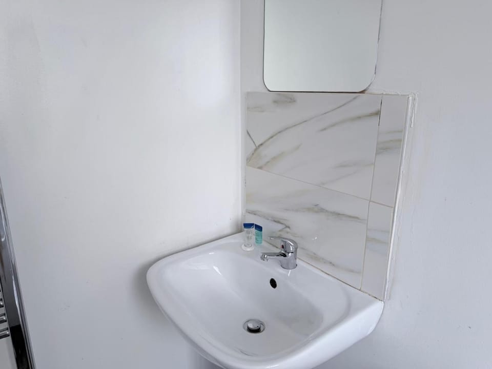Cosy Stay with Ensuite Near Shopping and City Centre Vacation rental in Leeds