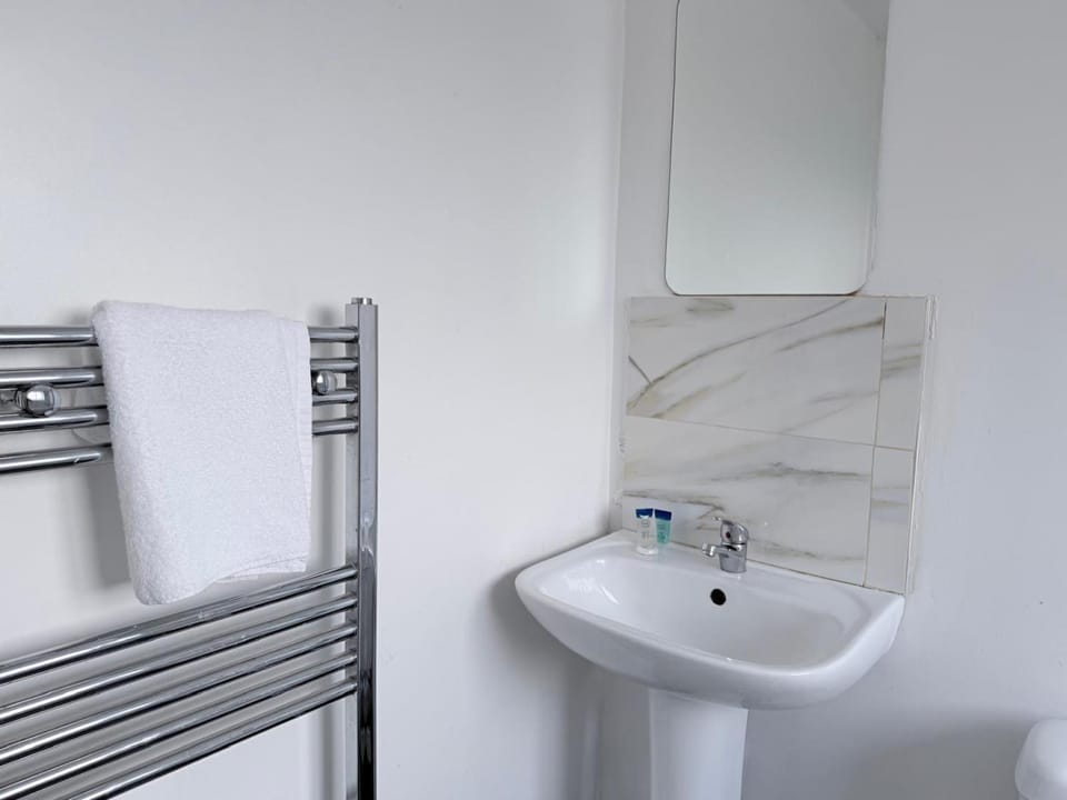 Cosy Stay with Ensuite Near Shopping and City Centre Vacation rental in Leeds