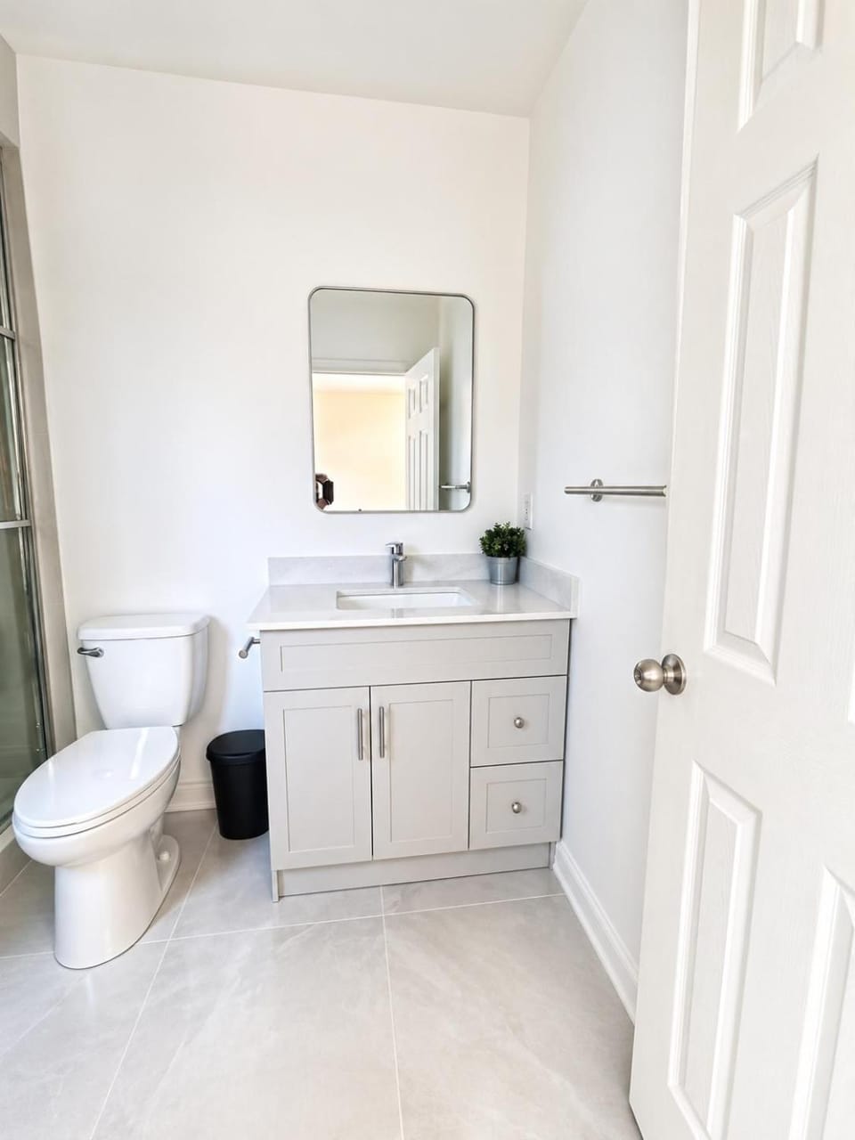 Toronto Downtown Stylish 2BR Suite Private Bath Walk to Ossington Subway Bed and Breakfast in Toronto
