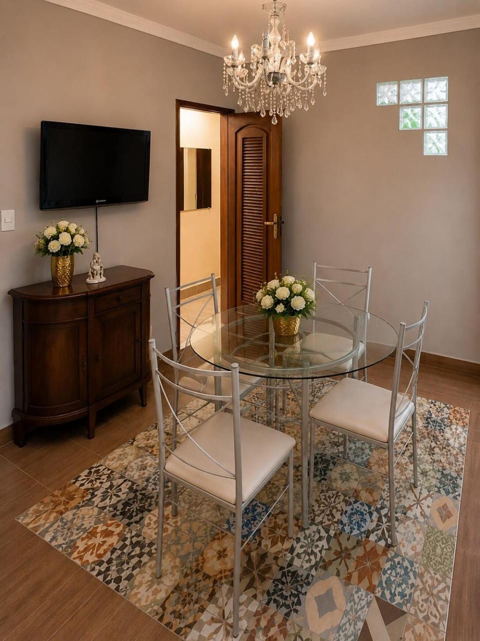 TV and multimedia, Living room, Seating area, Dining area