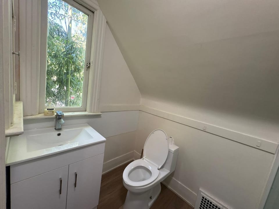 Vancouver Charm- Private Room, Free Parking, Near YVR Airport & Beach Vacation rental in Vancouver