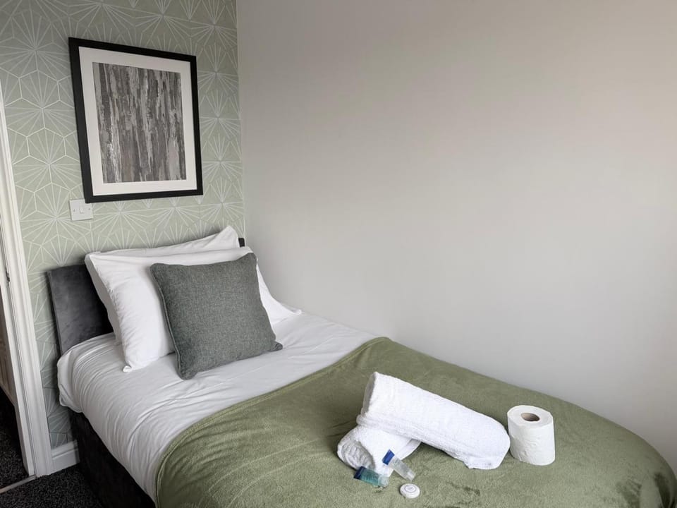 Tranquil Stay Near Shopping and City Centre Vacation rental in Leeds