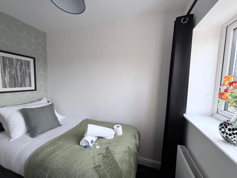 Tranquil Stay Near Shopping and City Centre Vacation rental in Leeds
